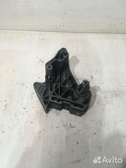 06F199207H Кронштейн двигателя правый пассат б6