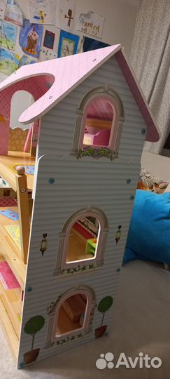 Большой кукольный домик с мебелью