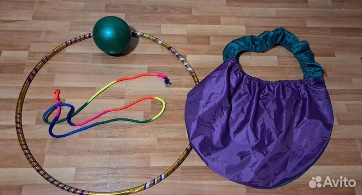 Для гимнастики мячь обруч скакалка
