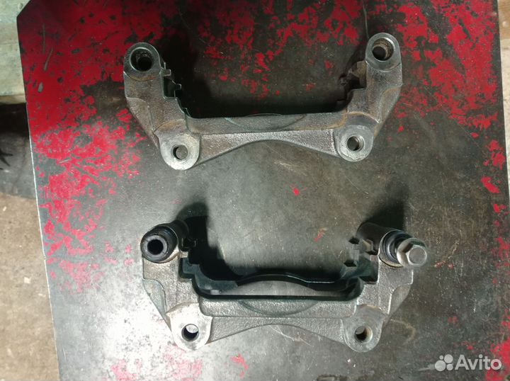 Скоба переднего тормозного суппорта mitsubishi