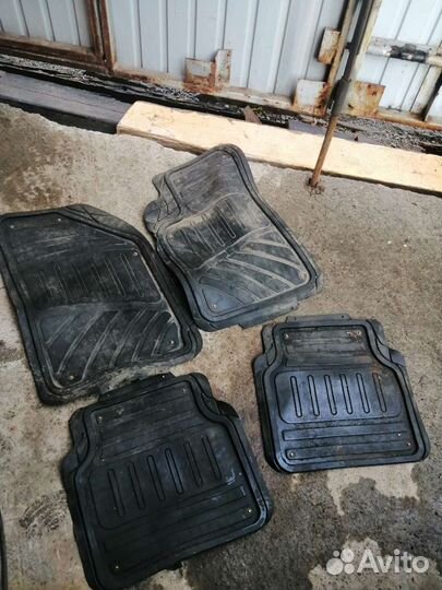 Продаю коврики автомобильные универсальные