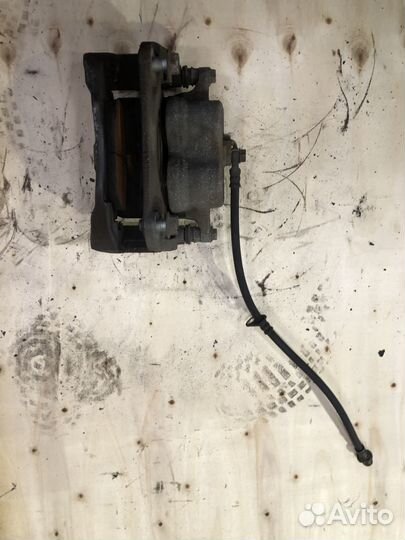 Суппорт тормозной передний правый Lexus RX450h