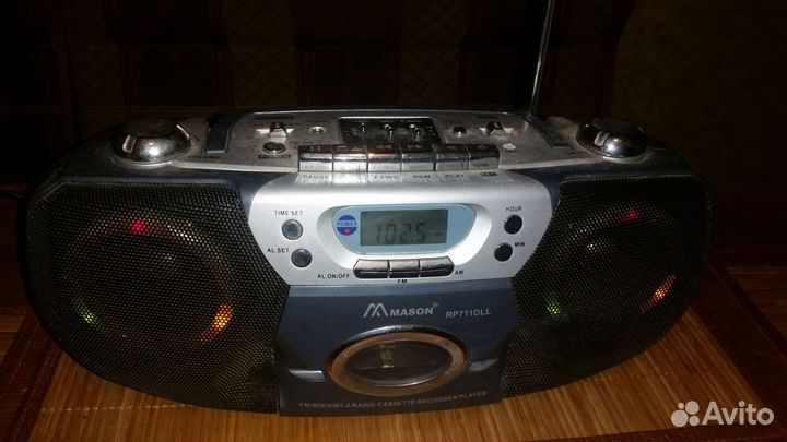 Кассетная магнитола с FM радио,цветомузыка,караоке