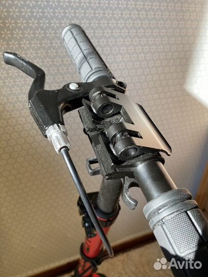 Городской самокат с ручным дисковым тормозом