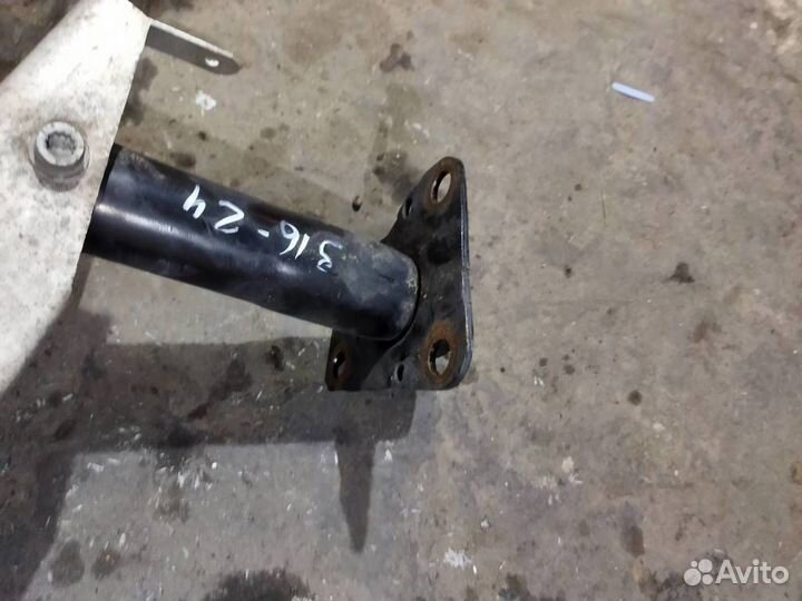 Кронштейн усилителя переднего бампера левый от Au