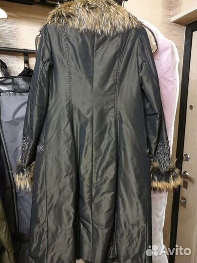Зимнее пальто с мехом енота