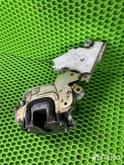 Замок двери передней левой Nissan Bluebird