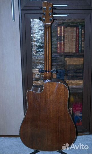 Полномассивная гитара из Красного Дерева