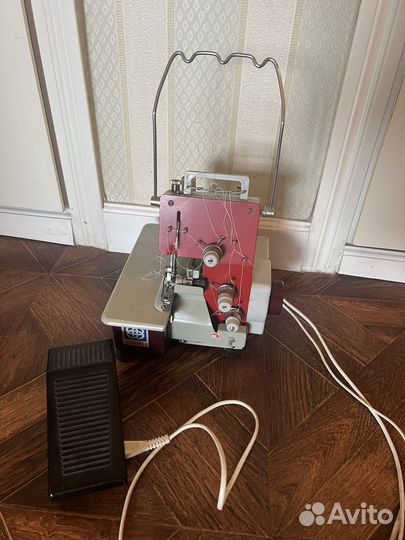 Швейная машинка оверлок (винтаж)