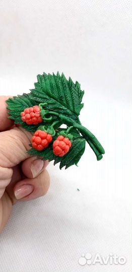 Брошь ручной работы малина