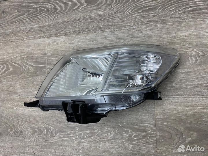 Фара Toyota Hilux Фар передний Тойота Хайлюкс Фона