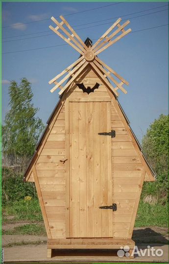 Уличный туалет с декором KUV