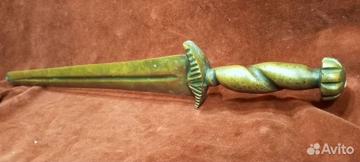 Старинный бронзовый в античном силе