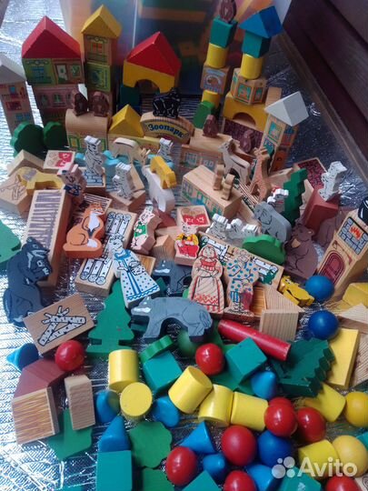 Деревянный конструктор и пластиковый много пакетом