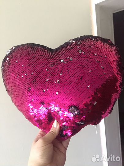 Подушка с блестящей чешуей