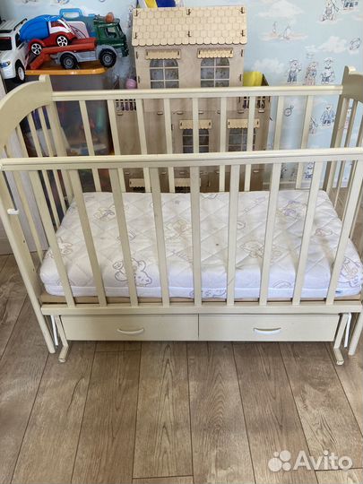 Детская кроватка с маятником и ящиком