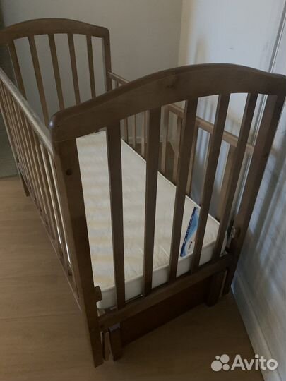 Детская кроватка с продольным маятником