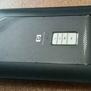 Сканер HP Scanjet G4050 сканирует фотопленку