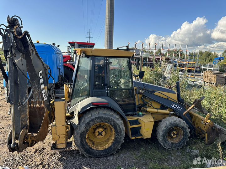 Экскаватор-погрузчик John Deere 325J, 2011