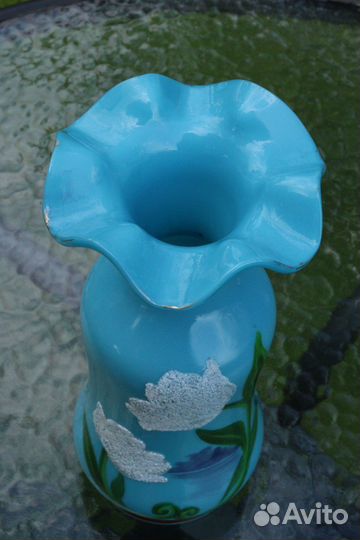 Старинная ваза из молочного стекла