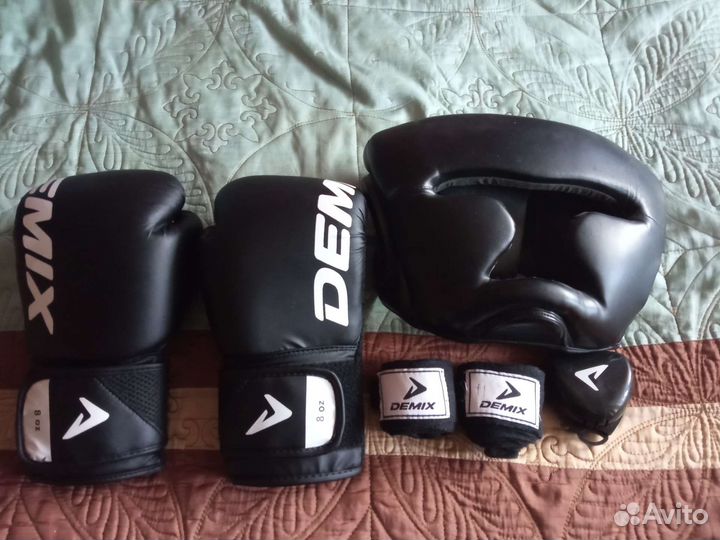 Боксерские перчатки, шлем, бинты