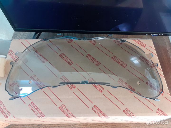 Стекло щитка приборов Toyota Corolla 150