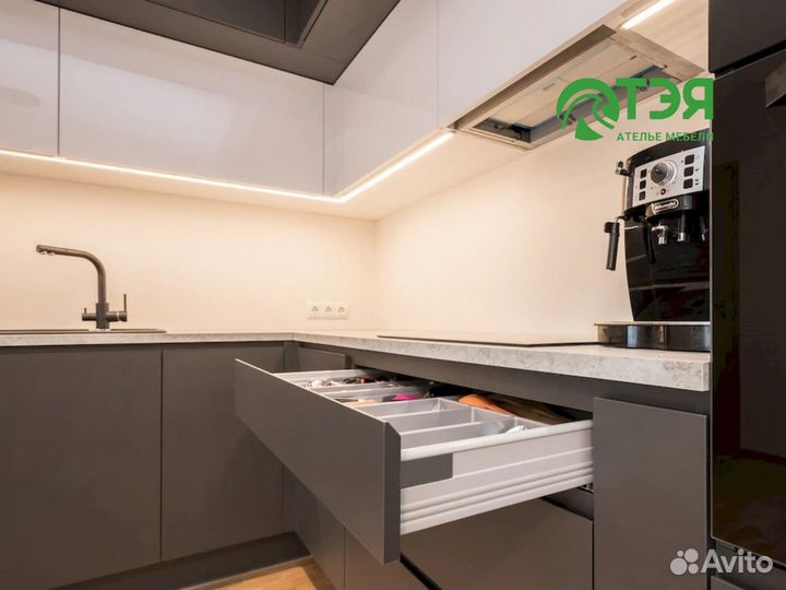 Серая угловая кухня