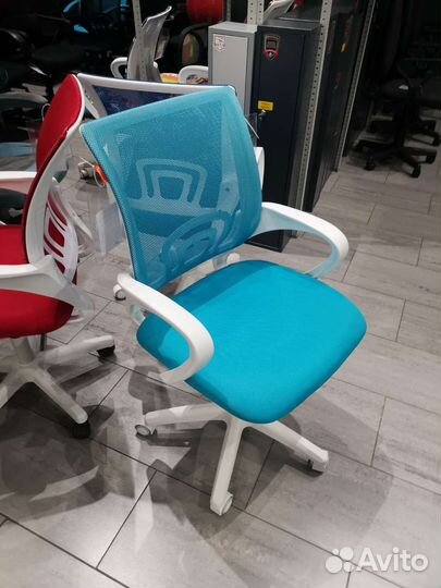 Компьютерные кресла новые в белом пластике