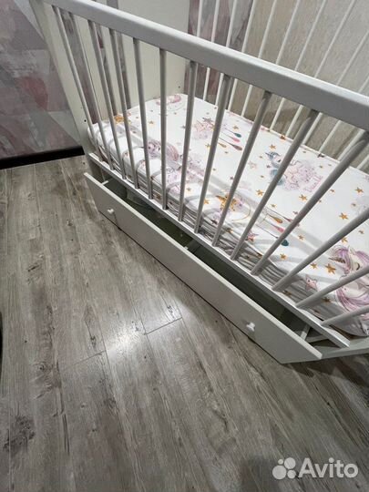 Детская кроватка с маятником