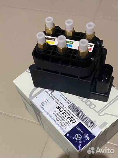 Блок клапанов пневмоподвески Mercedes W221