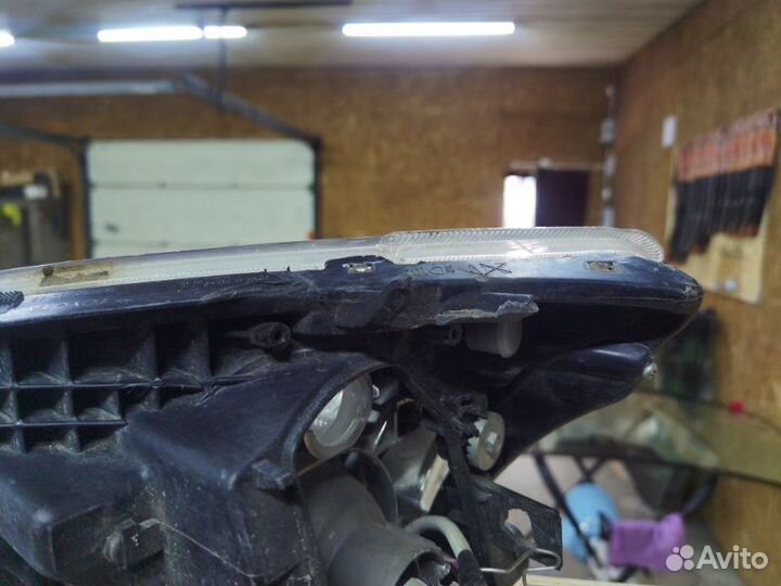 Фара галогеновая передняя правая Toyota Avensis