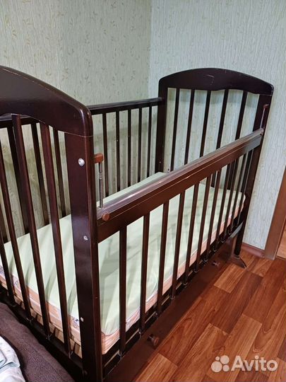 Детская кроватка с маятником