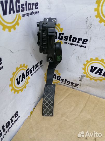 Педаль газа Audi A4 B6 2002