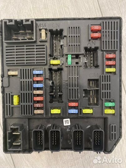 Блок предохранителей под капот Renault fluence