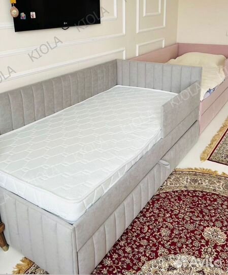 Кровать с мягкой спинкой