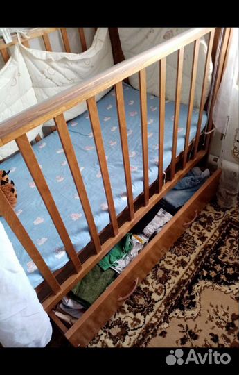 Детская кроватка с маятником и ящиком
