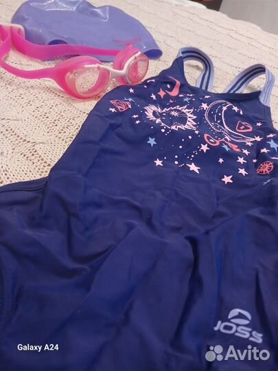 Купальник, очки и шапочка для бассейна