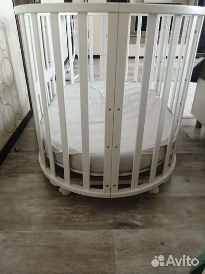 Детская кроватка с маятником круглая