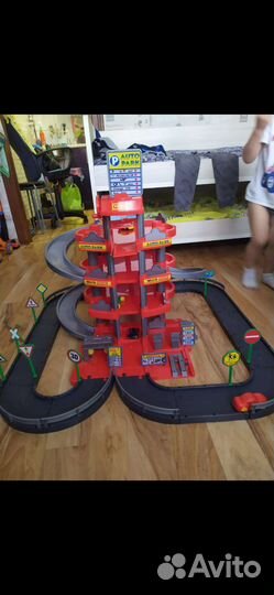 Парковка для машинок, гараж с автомойкой