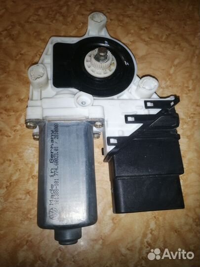 Моторчик стеклоподъемника задний правый гольф 4