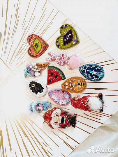 Брошь ручной работы из бисера зайчик