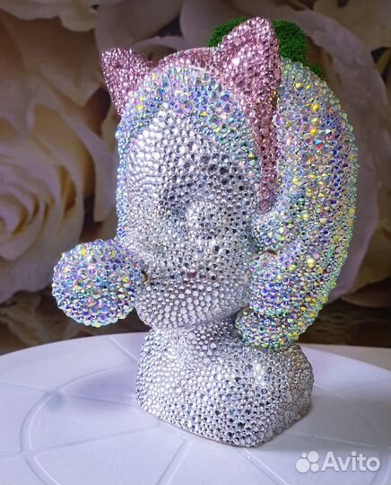 Статуэтка из страз «Лола»