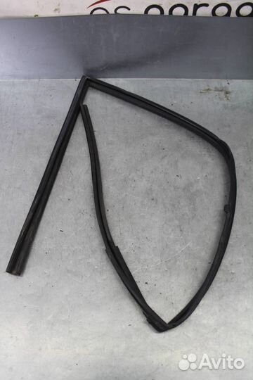 Уплотнитель стекла двери передней правой Nissan X