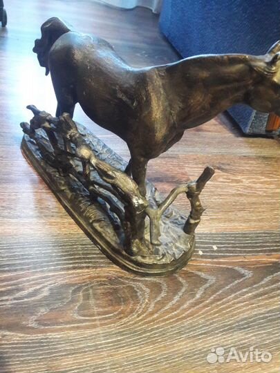 Статуэтка конь в изгороди