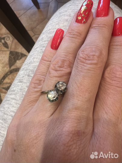 Золотое кольцо с природными бриллиантами Поцелуйчи