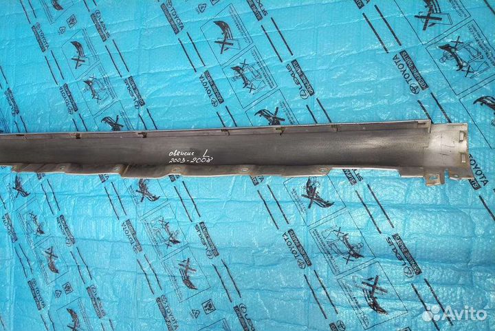 Накладка порога Авенсис левая серебро 2003-2008