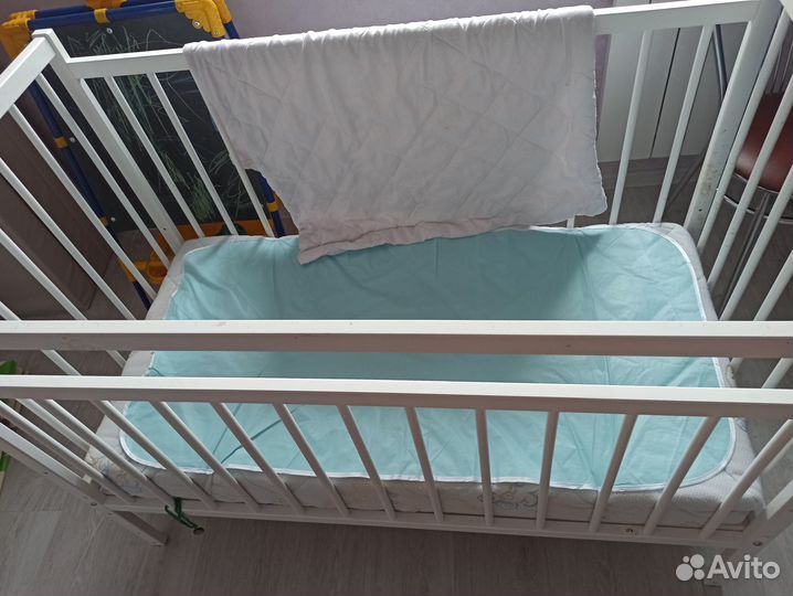 Детская кроватка с маятником