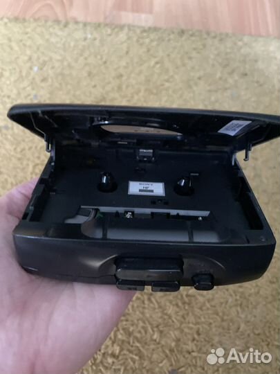 Кассетный плеер sony walkman в рабочем состоянии