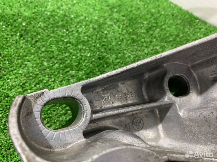 Кронштейн двигателя Audi A4 B6 ASN 3.0 2004