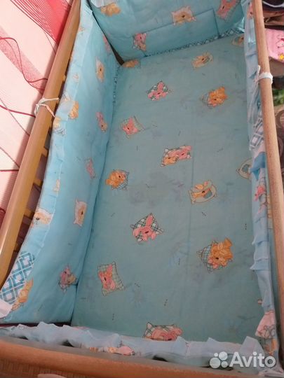 Детская кроватка с маятником